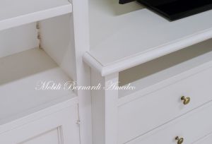 Mobile da soggiorno per Tv con libreria in legno massello stile classico e finitura laccata bianco anticato